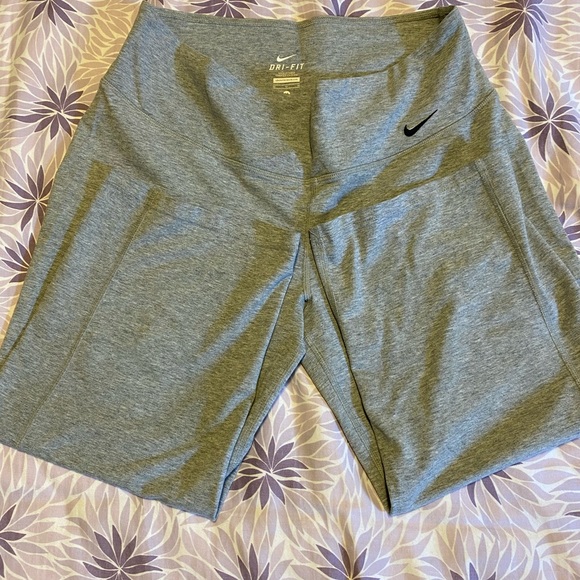Nike Wide Leg Pants. Grey. Capri length. Medium. - Picture 4 of 4